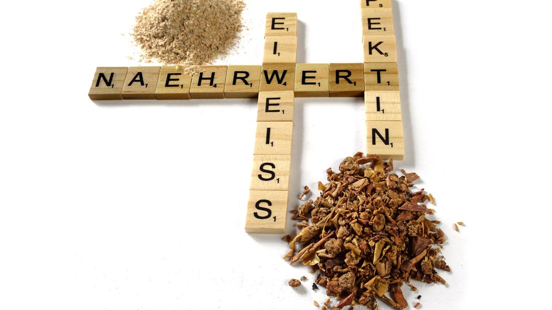 Buchstaben, die in Scrabble-Manier gelegt wurden und die Worte "Nährwert", "Eiweiss" sowie "Pektin" bilden. Drumherum sid kleine Häufchen Pferdefutter drapiert.