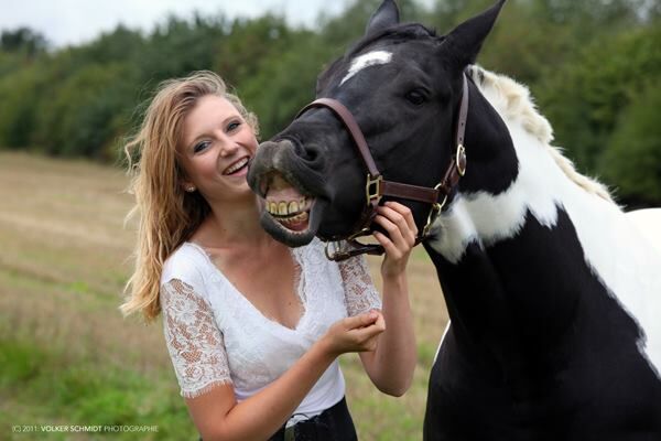 CAV CEWE Fotowettbewerb 2013 Leserfotos Dajana Stephan - Lesertext: Bild 1: Meine 9 jährige Paint-Horse Stute Annie und ich.... Annie ist der Clown unter unseren Pferden und zieht ständig Grimassen, die mich immer wieder zum lachen bringen. 

Bild 2: Mein