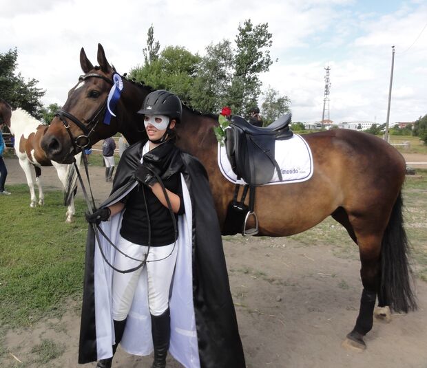 CAV CEWE Fotowettbewerb 2013 Leserfotos Renate Linder - Lesertext: Bild 1:
    Hier sehen Sie meine Tochter mit unserem Pferd Caba, ein neunjähriger Wallach, der seit Ende März zu uns gehört. Er ist ein wirkliches Traumpferd. Auf diesem Foto haben die Be