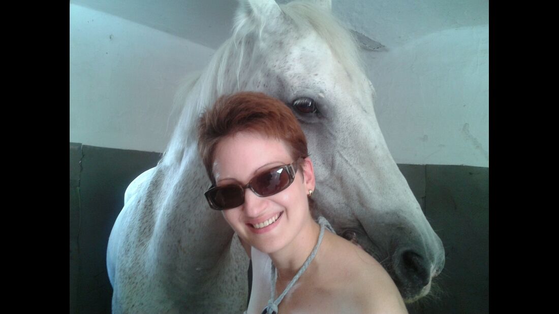 CAV CEWE Fotowettbewerb 2013 Leserfotos Sandra-Carina Zaiss - Lesertext: An einem heißen Sommertag kann so ein Pferdekopf ganz schön schwer werden! :-) Gut, wenn eine Freundin eine Schulter zum Anlehnen bietet....