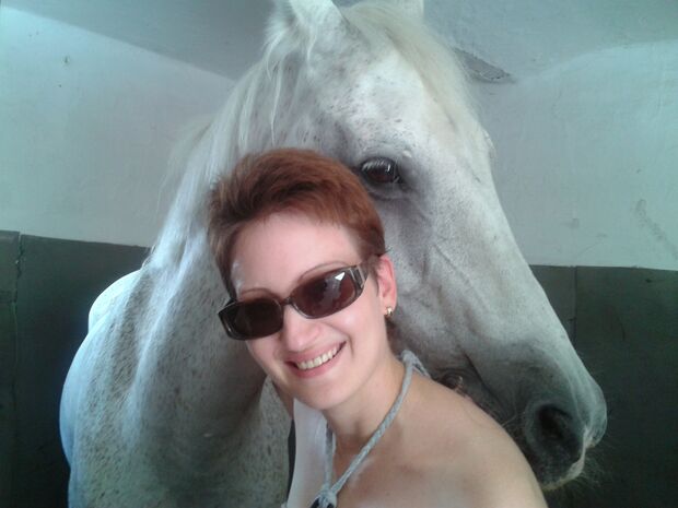 CAV CEWE Fotowettbewerb 2013 Leserfotos Sandra-Carina Zaiss - Lesertext: An einem heißen Sommertag kann so ein Pferdekopf ganz schön schwer werden! :-) Gut, wenn eine Freundin eine Schulter zum Anlehnen bietet....