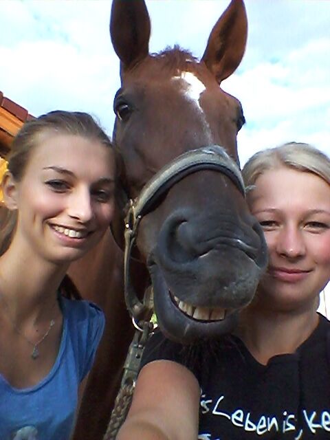 CAV CEWE Fotowettbewerb 2013 Leserfotos Stefanie Mairer - Lesertext: Zusehen sind meine Schwester Carina, unser Pferd Bijou Royal und ich. \"Bitte lächeln\"
