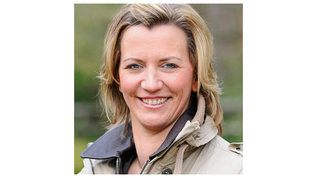 CAV-Pferd-begruessen-Experte-Behrens-Frauke (jpg)