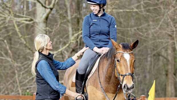 CAVALLO Pferde-Profi Katja Schnabel zeigt Übungen, wie schreckhafte Vierbeiner mit guter Führung gelassener werden und Herausforderungen meistern