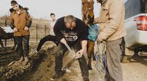 Die Hilfsorganisation Equiwent um Hufschmied Markus Raabe setzt sich in Nordostrumänien für Arbeitspferde, Hunde und Menschen ein.