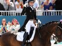 Jessica von Bredow-Werndl mit Olympischen Gold auf TSF Dalera BB zur Siegerehrung 2024