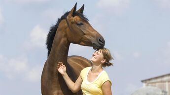 Lachende Frau mit Pferd