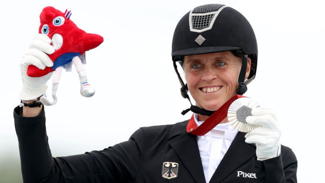 Regine Mispelkamp mit der Silbermedaille zu den Paralympics 2024