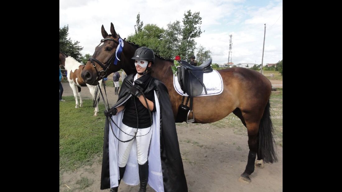 neuCAV CEWE Fotowettbewerb 2013 Leserfotos Renate Linder - Lesertext: Bild 1:
Hier sehen Sie meine Tochter mit unserem Pferd Caba, ein neunjähriger Wallach, der seit Ende März zu uns gehört. Er ist ein wirkliches Traumpferd. Auf diesem Foto haben die Beid