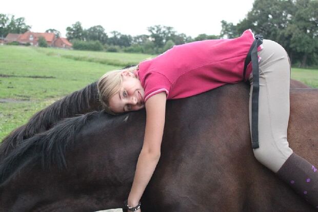 neuCAV CEWE Fotowettbewerb 2013 Leserfotos Sophia Lenz - Lesertext: Das bin ich mit meinem 5- jährigen Pony Kristall!!! X